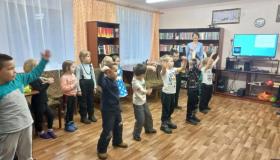 Сегодня, в библиотеке прошла дружеская встреча между получателями социальных услуг и воспитанниками подготовительной группы МКОУ "Видлицкая СОШ", посвящённая Международному Дню инвалидов