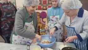 Вчера в клубе по интересам "Вдохновение" прошёл любимый всеми получателями социальных услуг кулинарный мастер-класс по приготовлению салата "Селёдка под шубой".