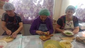 Окрошка- традиционный холодный суп русской кухни, который готовят в весенне-летний период
