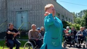 2 июля погода наконец порадовала и во дворе Видлицкого ДИ получатели социальных услуг собрались поиграть в " Дартс"