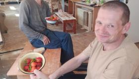 В этом году клубника решила немного подзадержаться, но зато порадовала нас своим изобилием!
