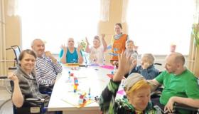 Простые аппликации — это отличный метод арт-терапии для маломобильных людей