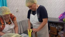 Тепло на сковороде: как мы пекли счастье с бабушками и дедушками